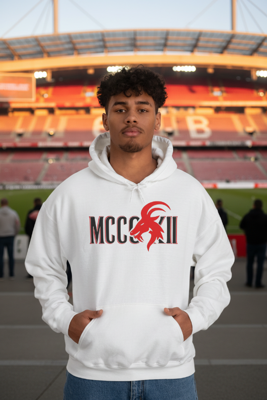 Model im MCCCXII Hoodie mit Köln-Fanmotiv