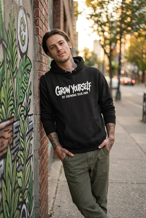 Model im Grow Yourself Hoodie mit modernem Pflanzenmotiv