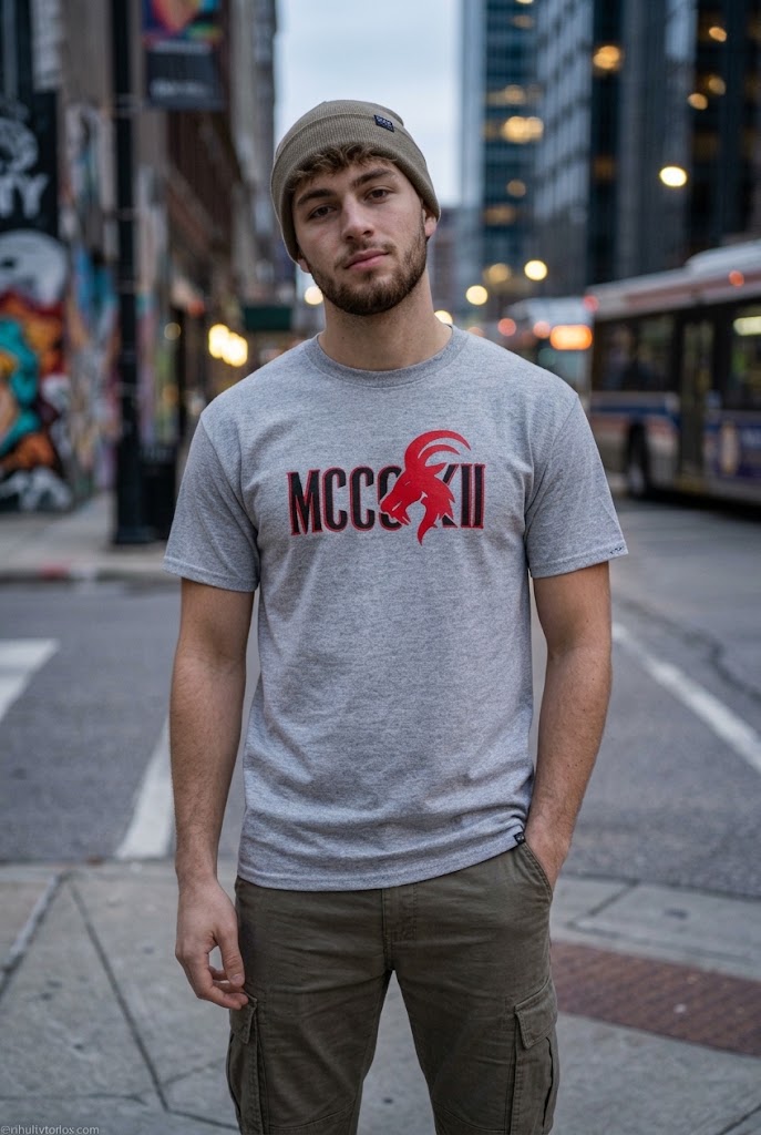 Model im MCCCXII T-Shirt mit Köln-Fanmotiv