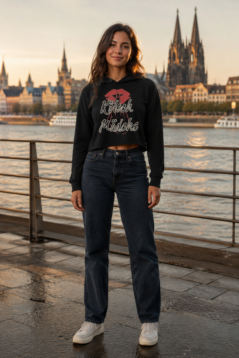 Model im schwarzen Kölsch Mädche Cropped Hoodie