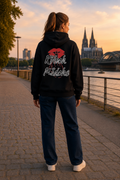Model im schwarzen Kölsch Mädche Hoodie mit großem Rückenprint
