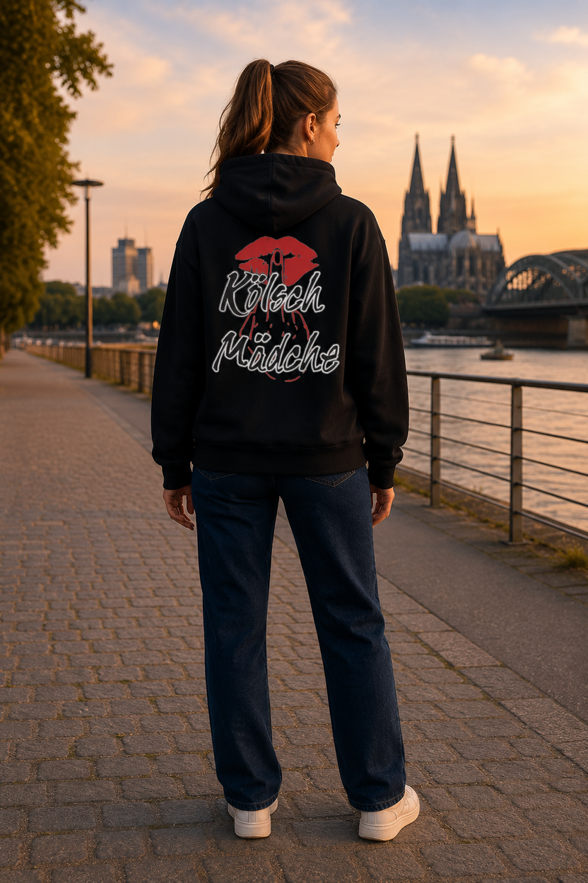 Model im schwarzen Kölsch Mädche Hoodie mit großem Rückenprint