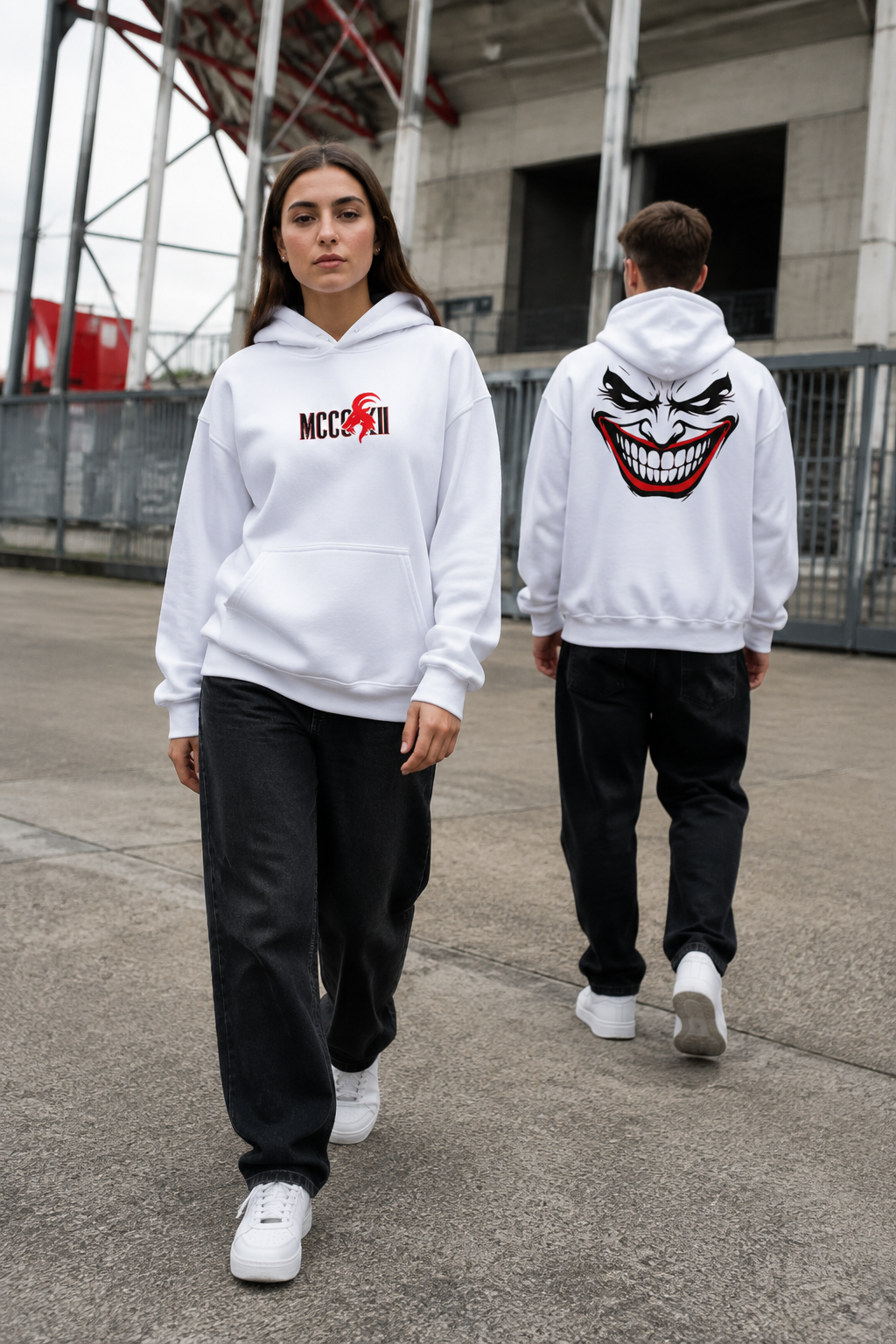 Zwei Personen im weißen MCCCXII JOKER Hoodie mit sichtbarem Brust- und Rückenprint