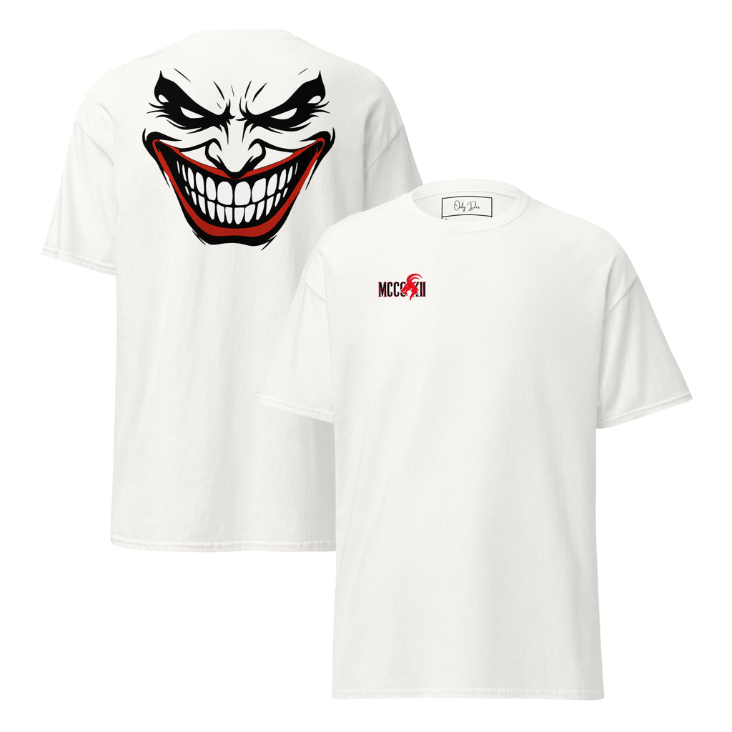 Weißes MCCCXII JOKER T-Shirt mit großem Rückenmotiv links und kleinem Brustprint rechts