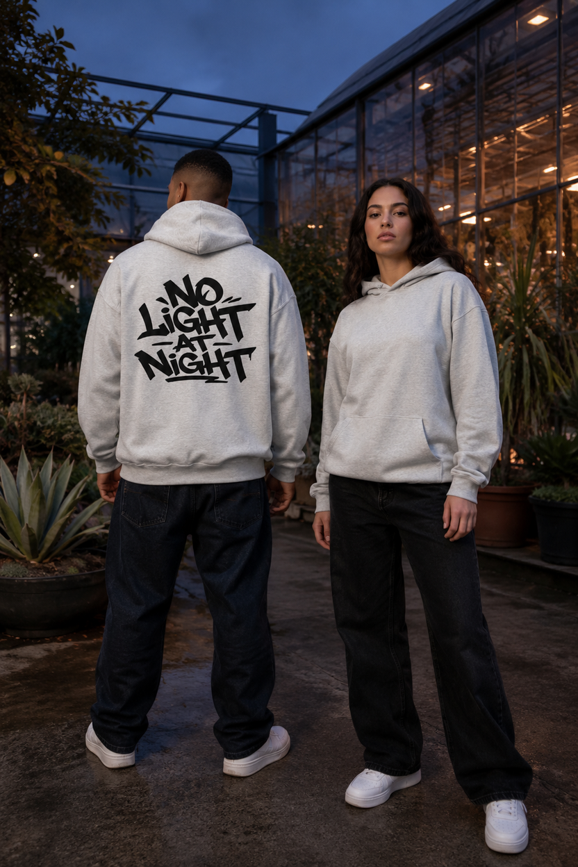 Model im grauen NO LIGHT AT NIGHT Hoodie mit Rückenprint