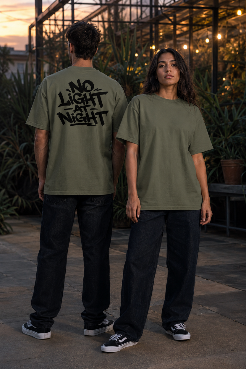 Model im olivgrünen NO LIGHT AT NIGHT T-Shirt mit Rückenprint