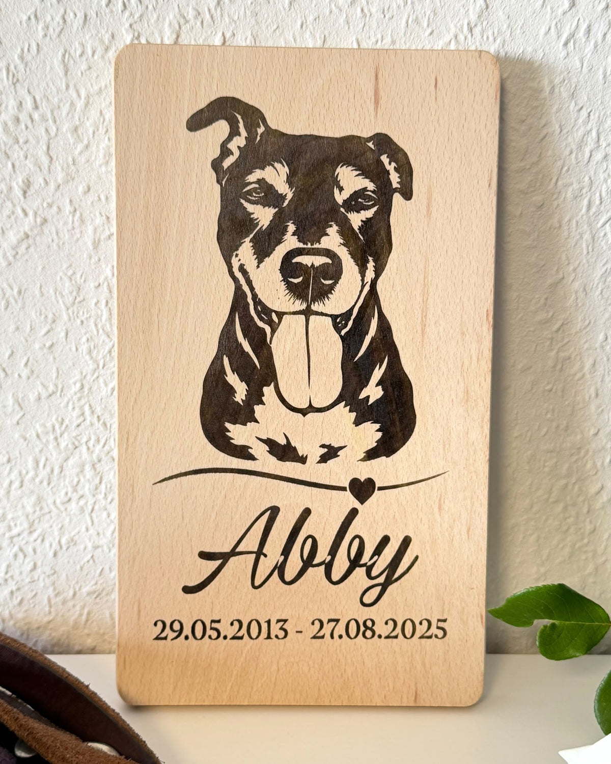 Personalisiertes Tier-Gedenkschild aus Holz mit Hundeporträt, Name Abby und Lebensdaten