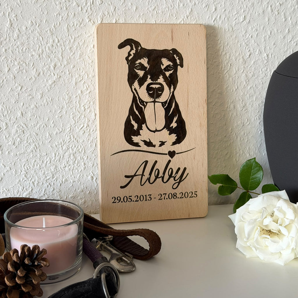 Tier-Gedenkschild aus Holz mit Hundeporträt, Kerze, Halsband und weißen Blumen