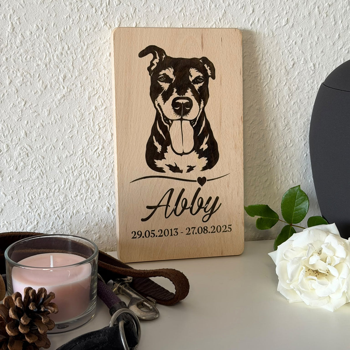 Tier-Gedenkschild aus Holz mit Hundeporträt, Kerze, Halsband und weißen Blumen